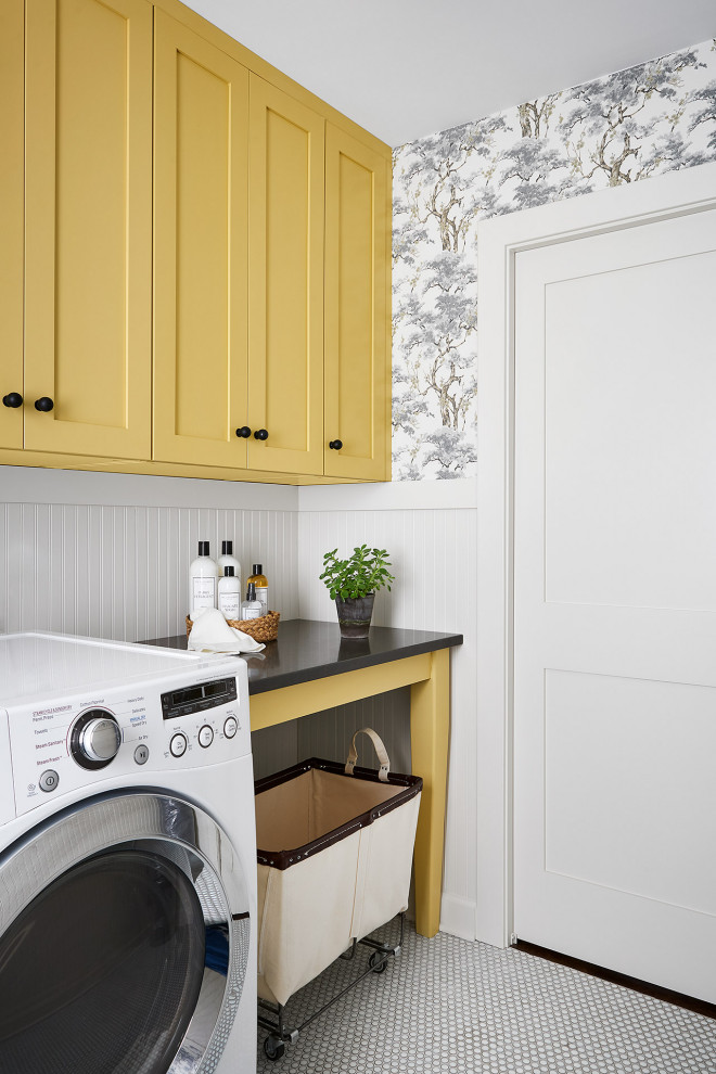 Idéer för mellanstora lantliga parallella svart tvättstugor enbart för tvätt, med skåp i shakerstil, gula skåp, bänkskiva i kvarts, beige stänkskydd, beige väggar, klinkergolv i keramik, en tvättmaskin och torktumlare bredvid varandra och vitt golv