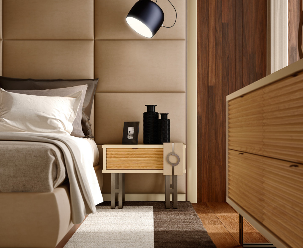 Idée de décoration pour une chambre parentale design avec un mur beige et un sol en bois brun.