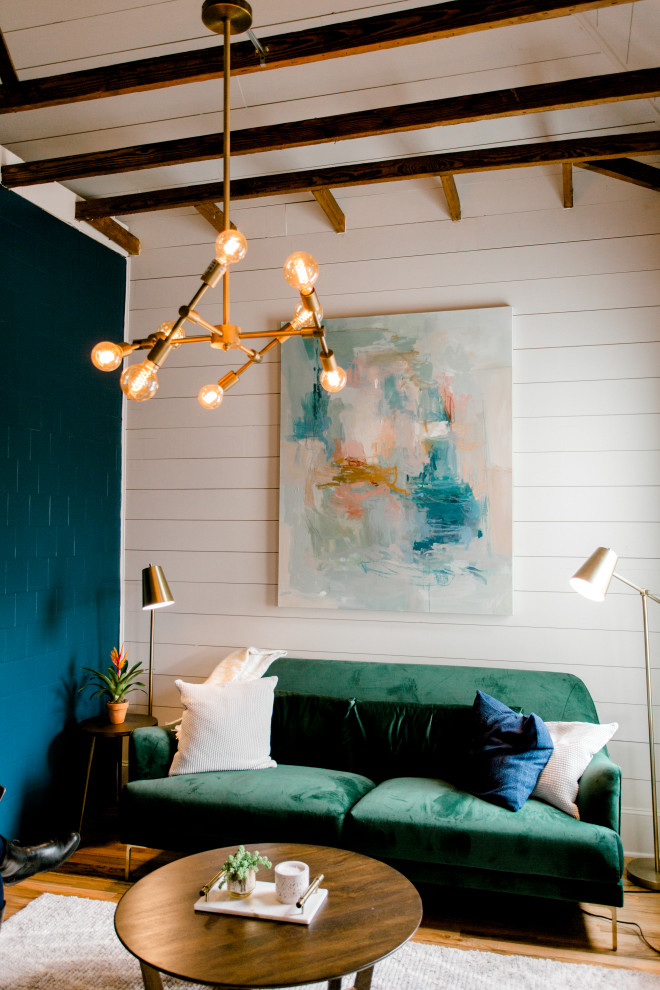 Diseño de salón retro de tamaño medio con paredes blancas, suelo de madera en tonos medios, suelo azul, vigas vistas y panelado