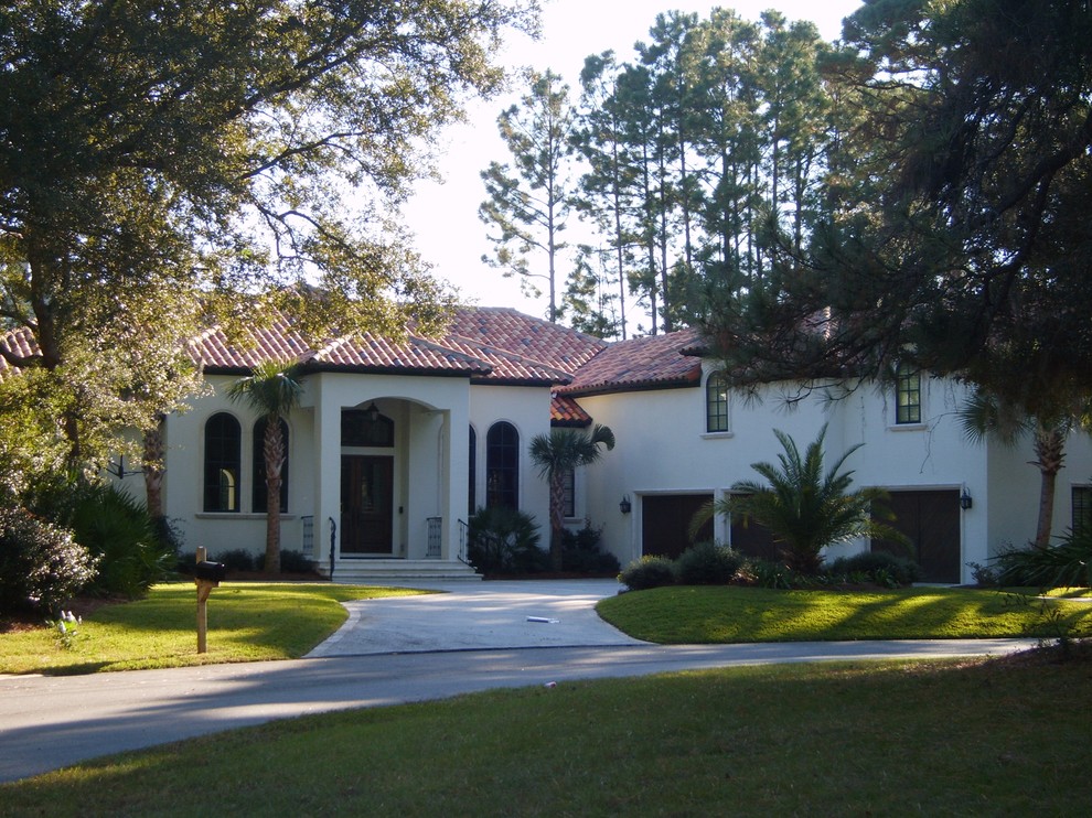 Mediterranean white one-story stucco exterior home idea in Jacksonville