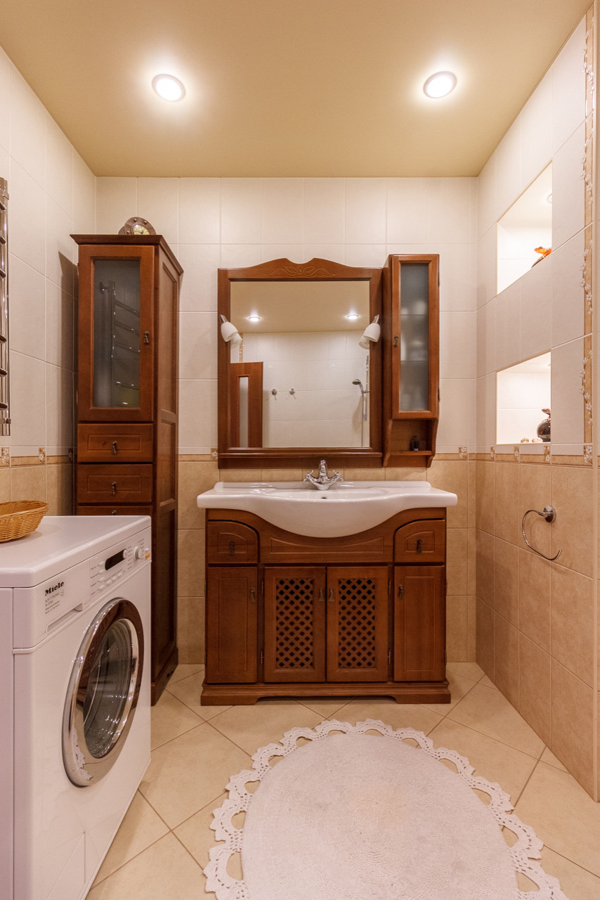 Трёхкомнатная квартира с кухней-гостиной в классическом стиле