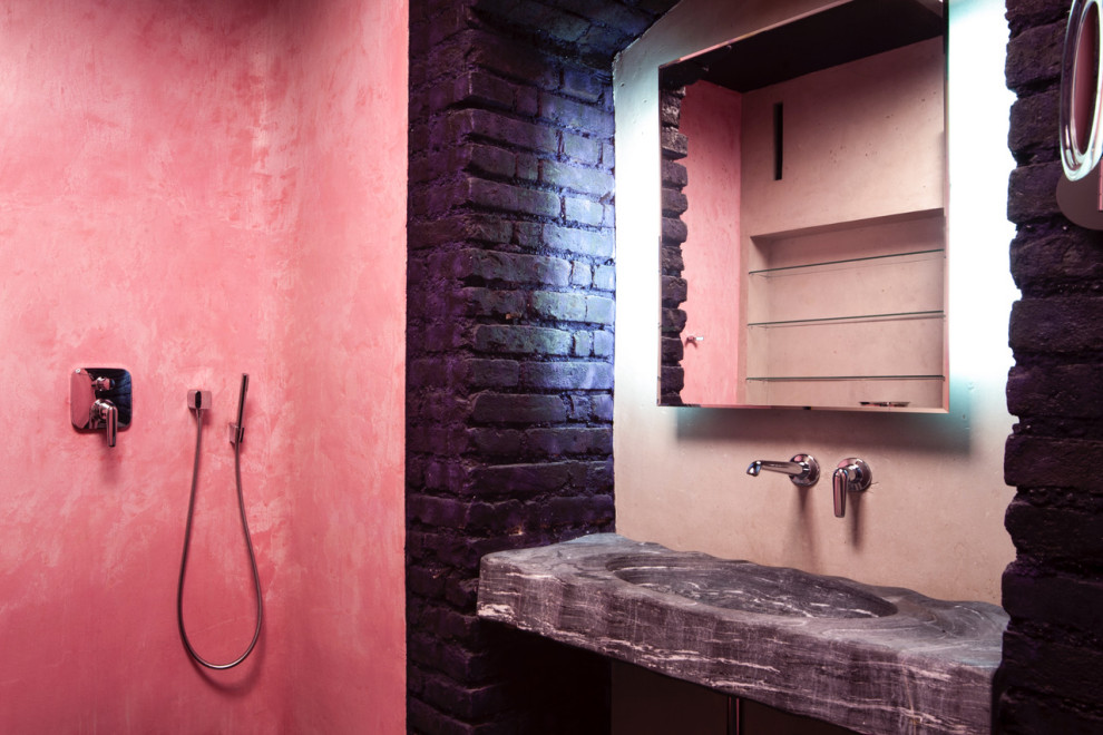 Mittelgroßes Industrial Badezimmer mit bodengleicher Dusche, roter Wandfarbe, Wandwaschbecken, Speckstein-Waschbecken/Waschtisch, offener Dusche, grauer Waschtischplatte, Einzelwaschbecken, schwebendem Waschtisch, gewölbter Decke und Ziegelwänden in München