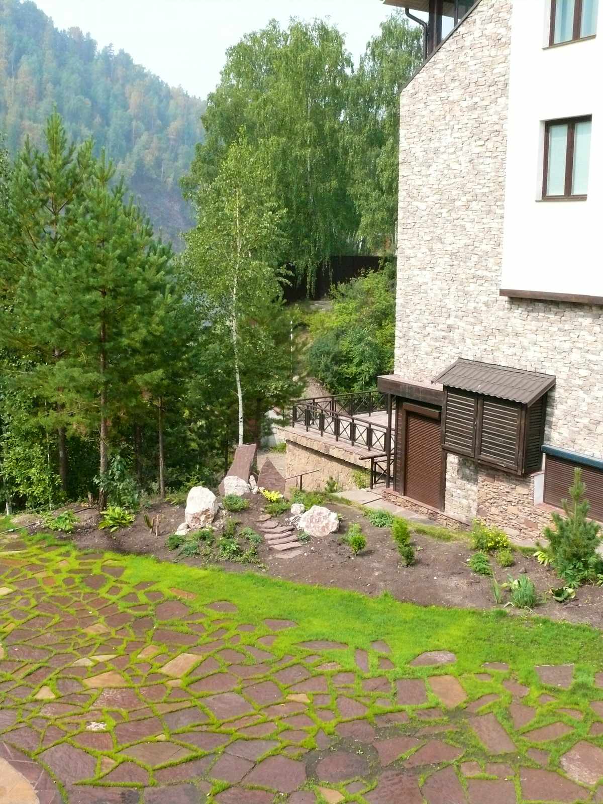 Каменные площадки и дорожки