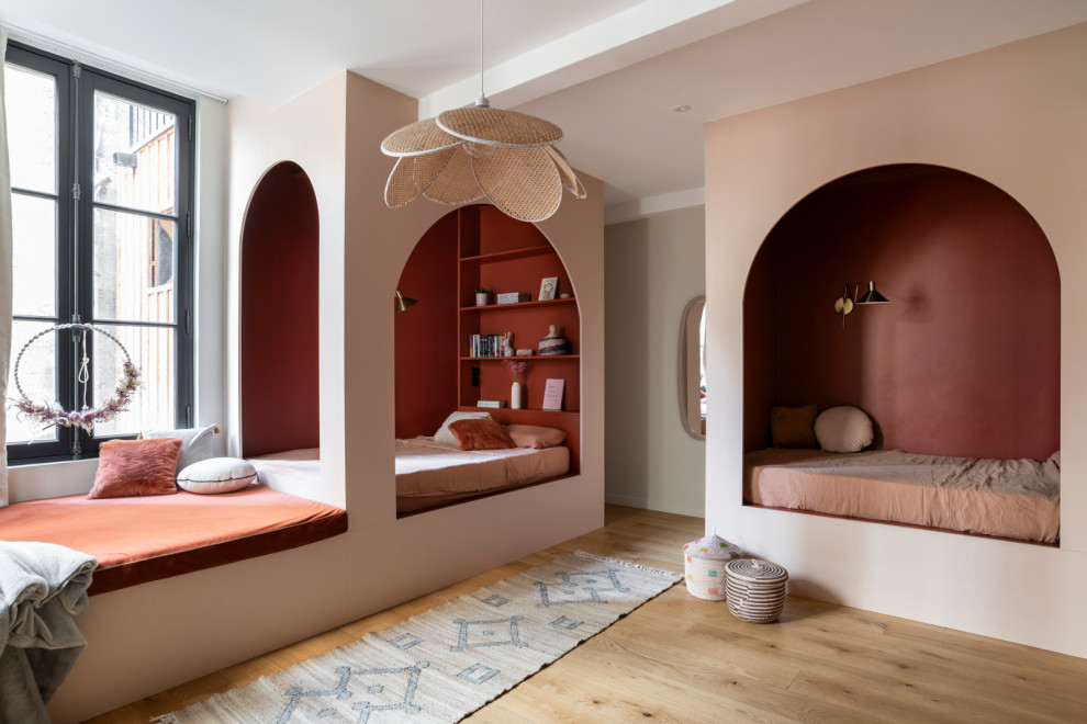 Exemple d'une chambre d'enfant tendance.