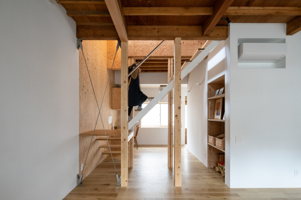 Idées déco pour un escalier sans contremarche flottant contemporain en bois avec des marches en bois.