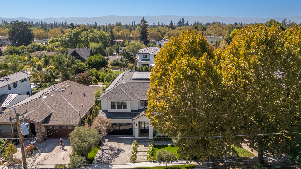 Example of a transitional home design design in San Francisco