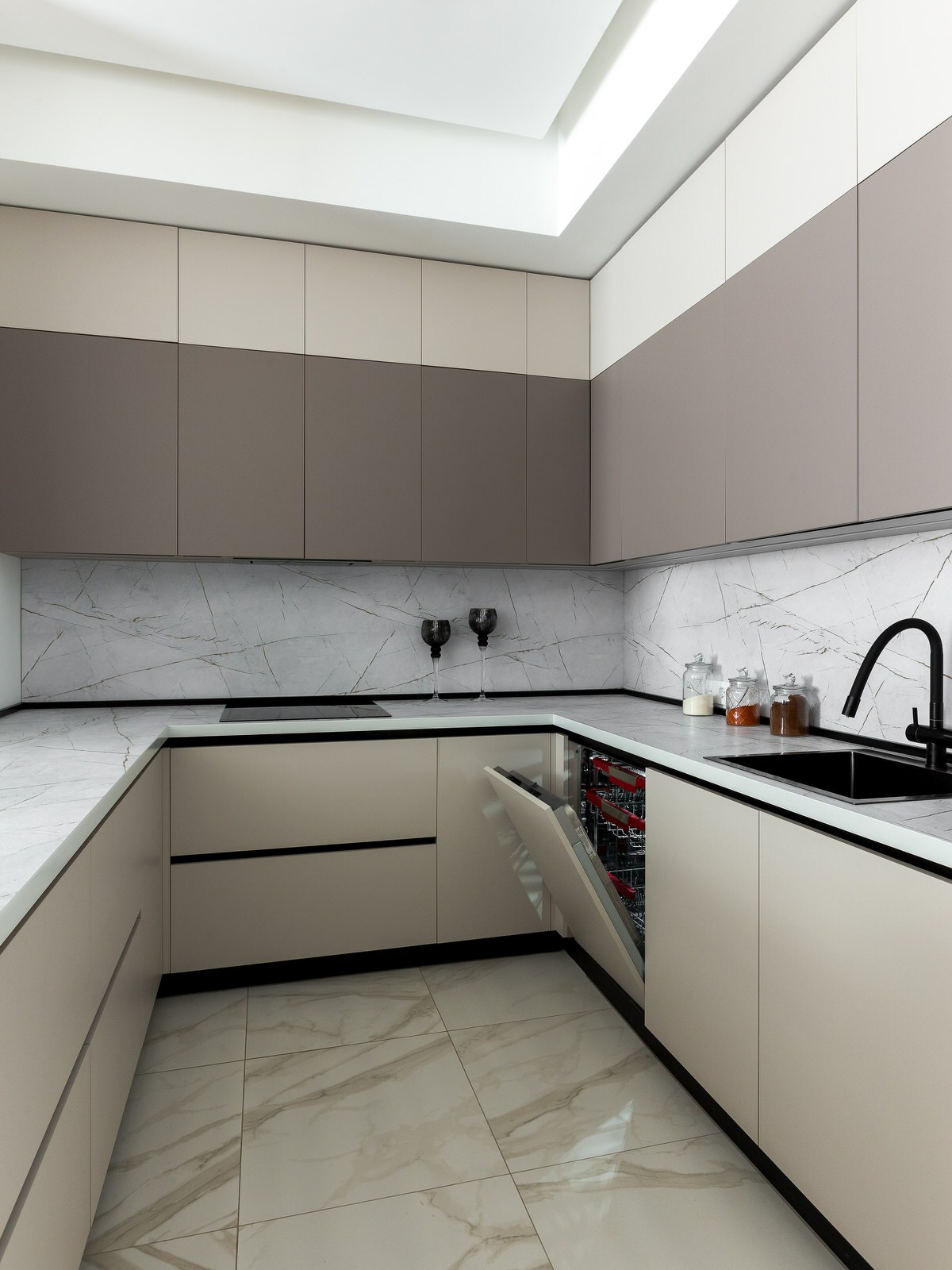 Угловая кухня-гостиная с барной в ЖК Матч Поинт