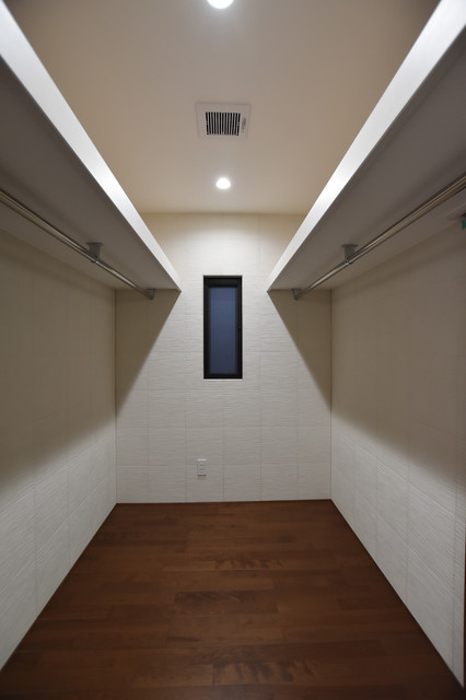 ウォークインクローゼット minimalistisch-ankleidezimmer