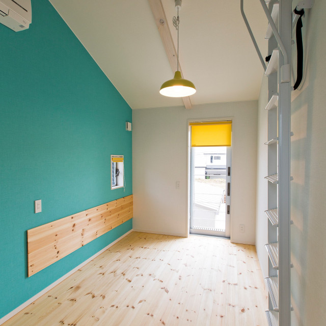 大谷町の家／コートハウス moderno-dormitorio-infantil