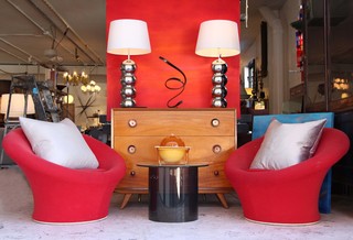 赤いミッドセンチュリースタイルのおしゃれなファミリールームの