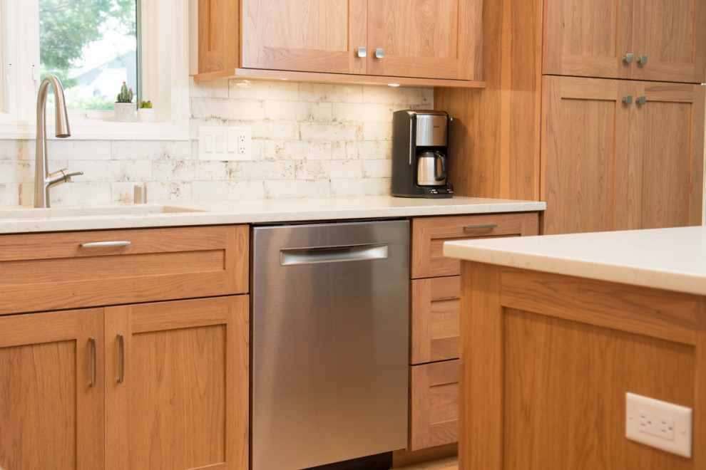 Transitional u-shaped kitchen photo with an island