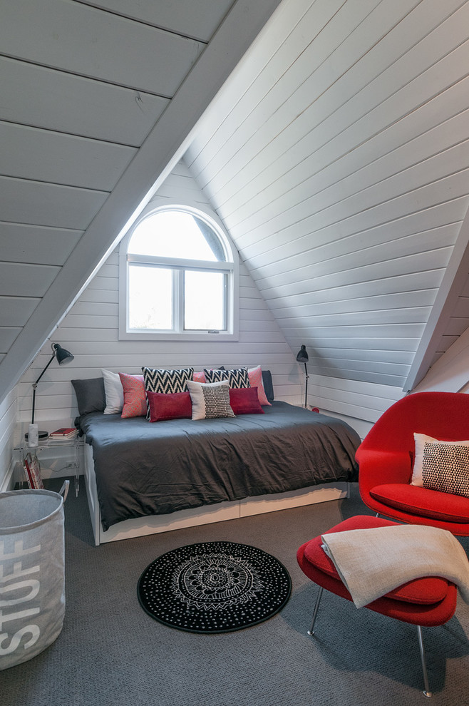 Example of a transitional home design design in Toronto