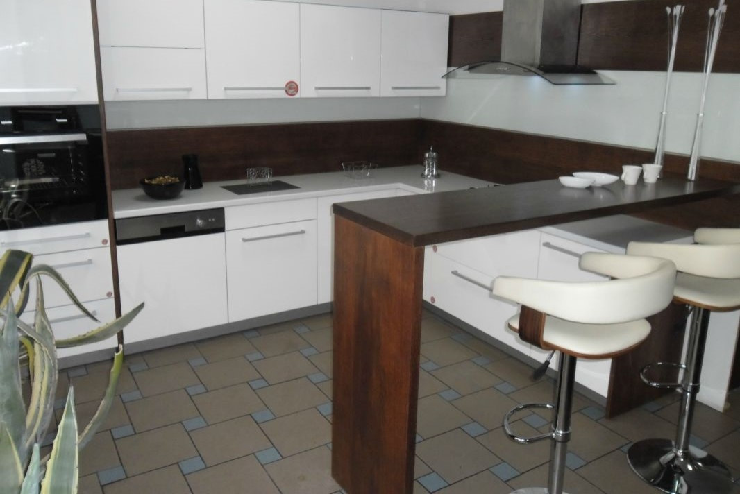 Барный стол совмещенный с кухонной столешницей.