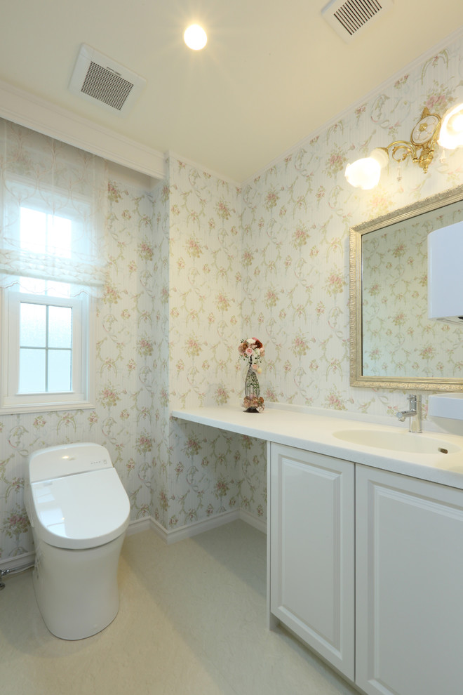 名古屋にあるトラディショナルスタイルのおしゃれなトイレ・洗面所 (白いキャビネット、一体型トイレ	、人工大理石カウンター) の写真