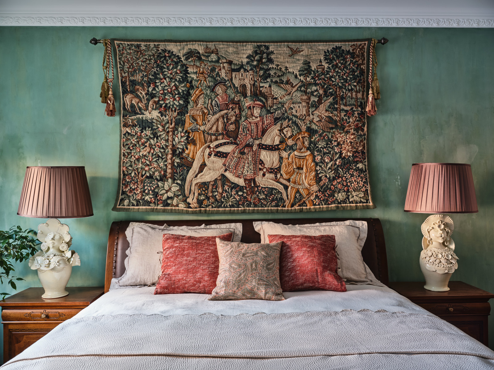 Яркий интерьер с антикварным декором