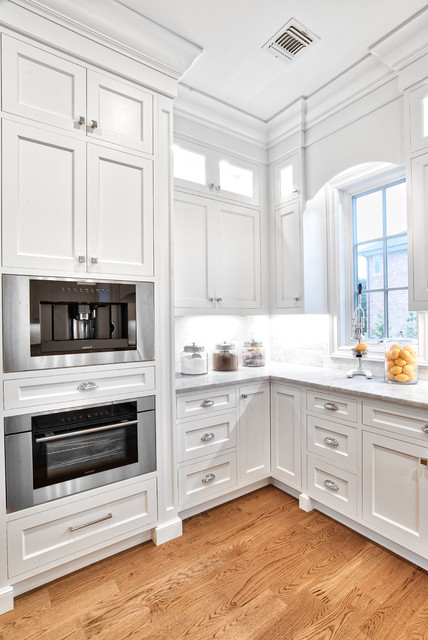 Expansive Transitional Kitchen nyklassisk-koek