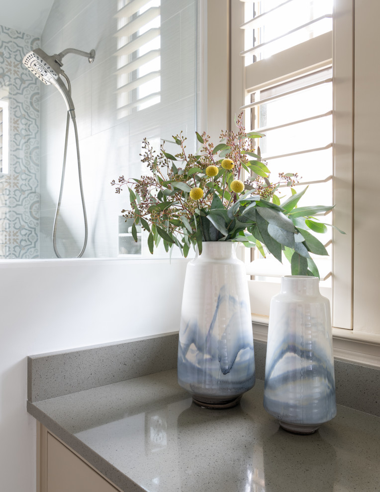 Inspiration för amerikanska grått en-suite badrum, med beige skåp, en dusch i en alkov och vita väggar