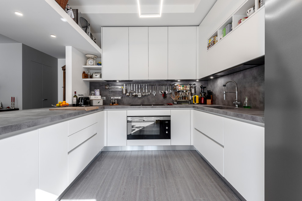 This is an example of a contemporary kitchen in Milan.
