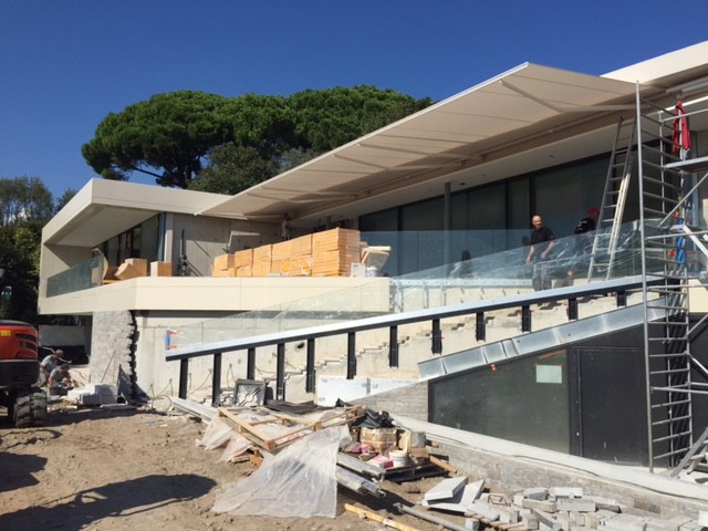 Mas Fleuri, l'un des deux stores de 12,40 m de long contemporary-courtyard