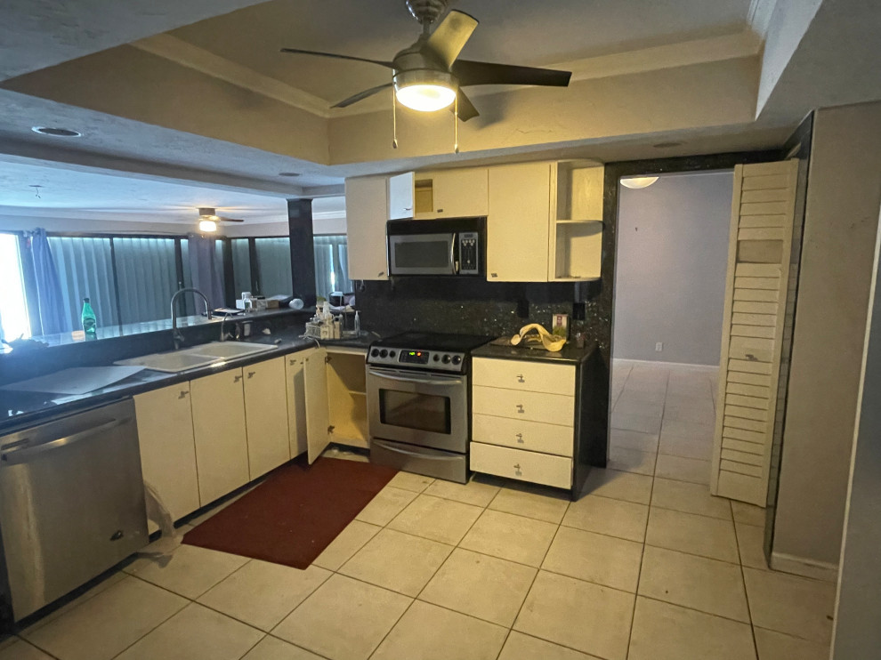 Trendy kitchen photo in Miami