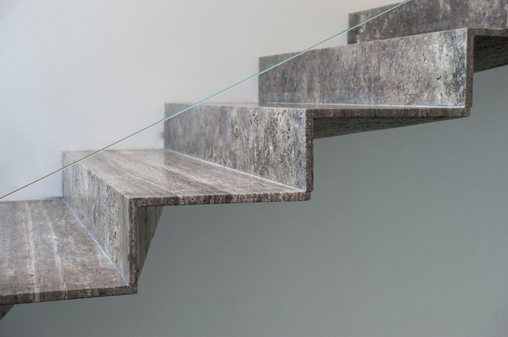Idées déco pour un grand escalier flottant moderne en marbre avec des contremarches en marbre.