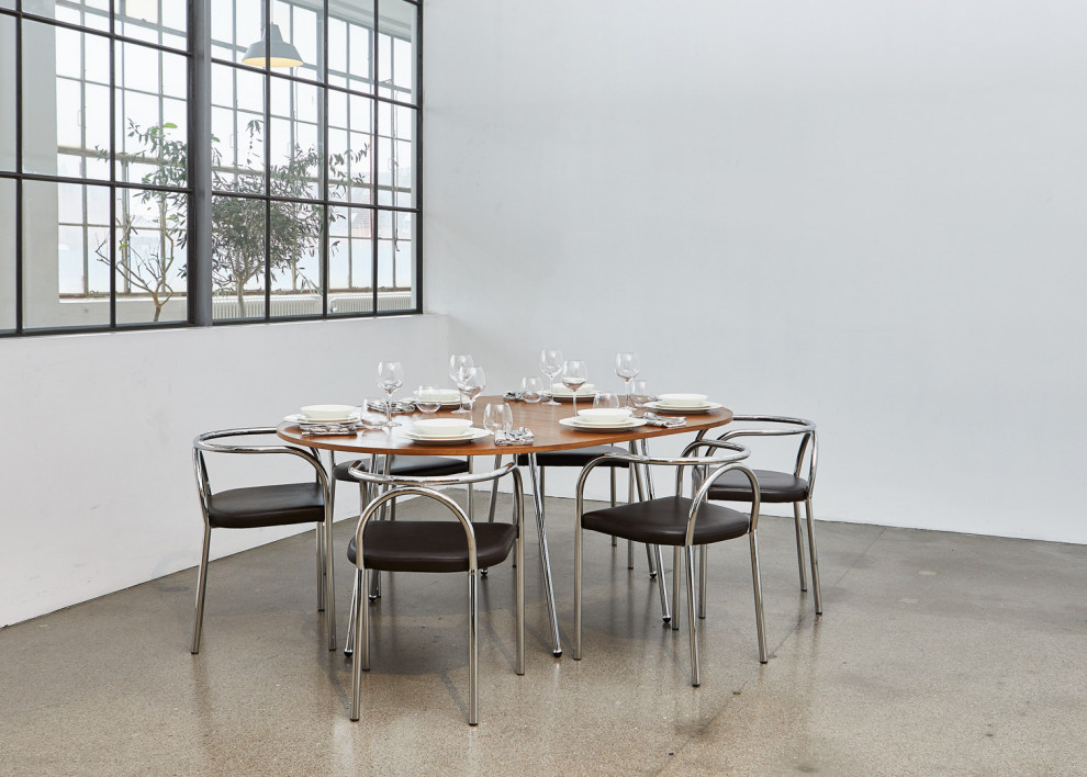 Inspiration pour une salle à manger nordique avec un mur blanc, sol en béton ciré, un sol gris et du papier peint.