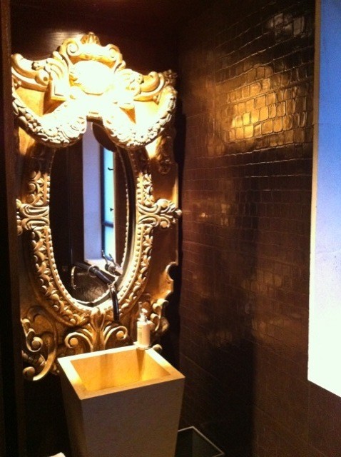 Photo of a traditional powder room in Nashville.