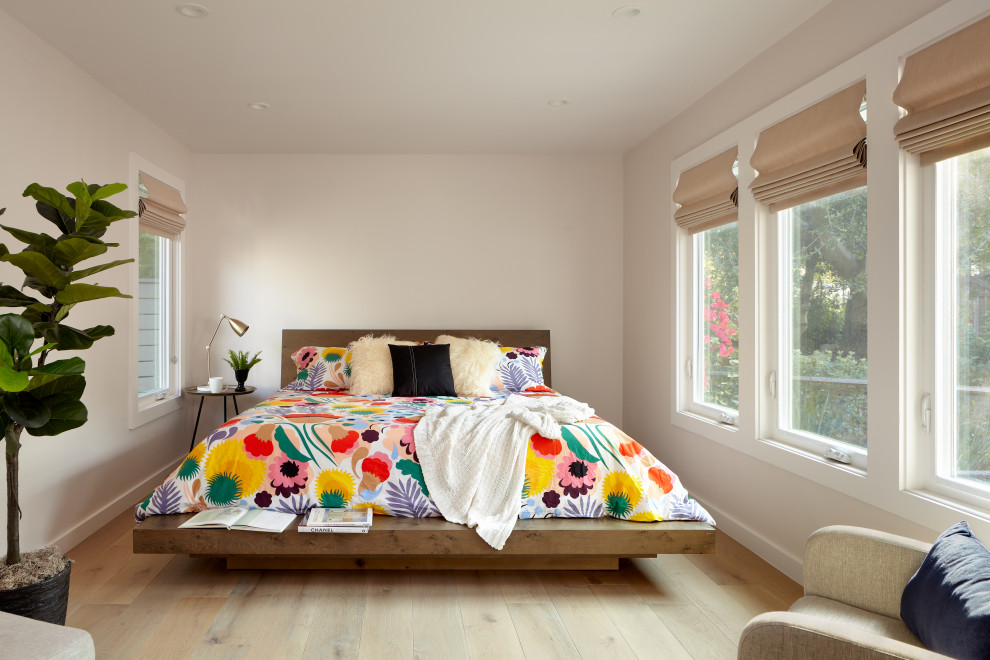 Idee per una grande camera matrimoniale minimalista con parquet chiaro, pavimento marrone e pareti multicolore