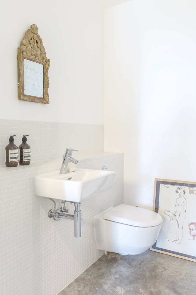 Idées déco pour une salle de bain campagne avec un carrelage gris, des carreaux de céramique, sol en béton ciré, un plan de toilette en carrelage, un plan de toilette gris et meuble-lavabo suspendu.