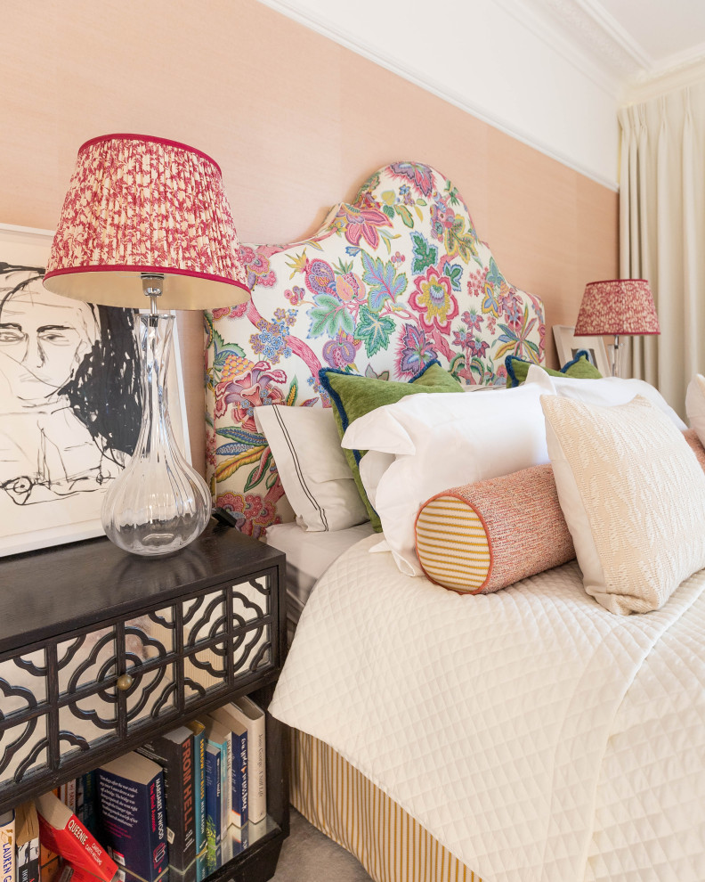 Großes Eklektisches Hauptschlafzimmer mit rosa Wandfarbe, Teppichboden, Kamin, Kaminumrandung aus Holz, grauem Boden und Tapetenwänden in London
