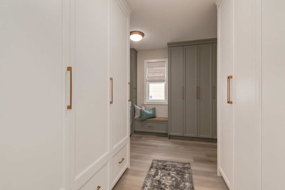 Transitional entryway photo in Calgary