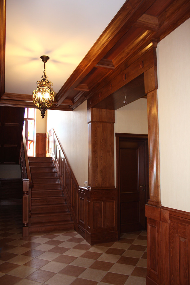 Холл частного дома в классическом стиле