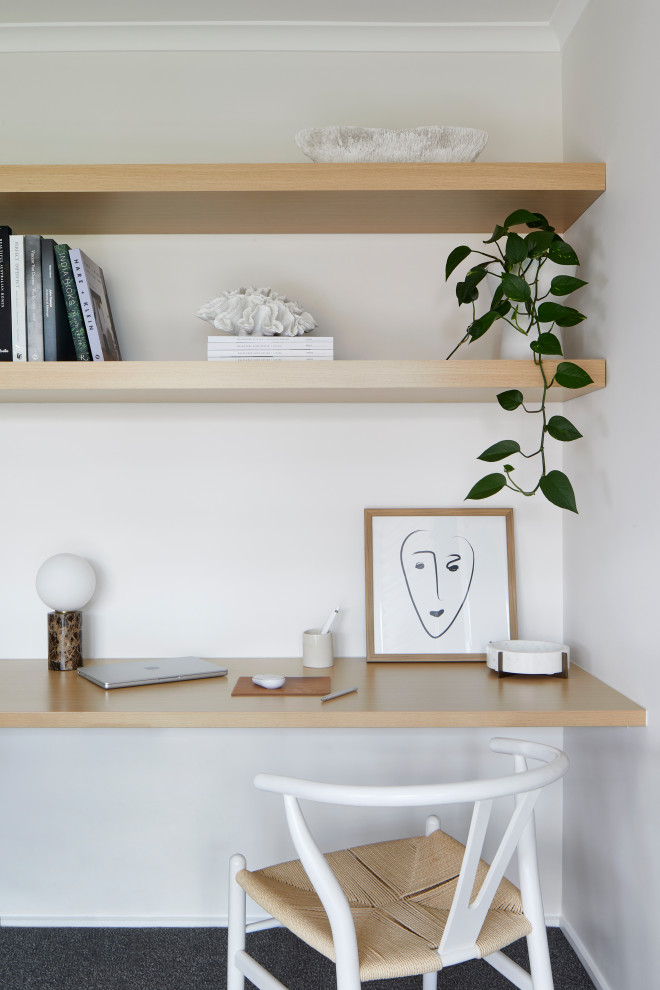 Ejemplo de despacho contemporáneo pequeño con paredes blancas, moqueta, escritorio empotrado y suelo gris