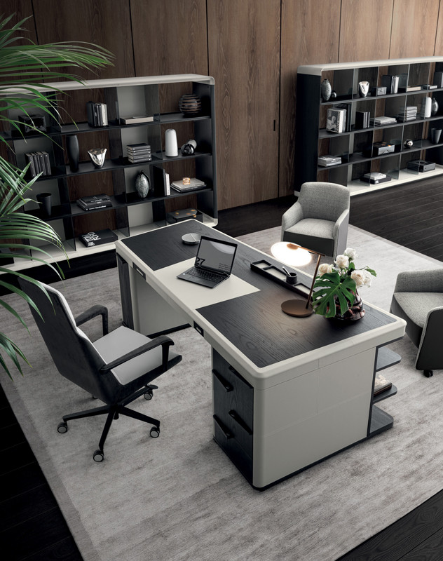 Esempio di un ufficio mediterraneo di medie dimensioni con pareti nere, parquet scuro, scrivania autoportante e pavimento nero