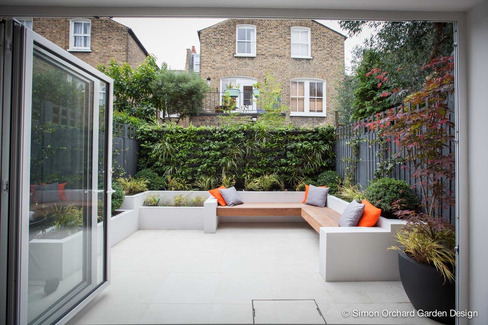 This is an example of a contemporary garden in Hampshire.