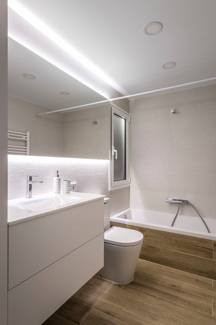 &Aacute;tico en el Carmen contemporary-bathroom