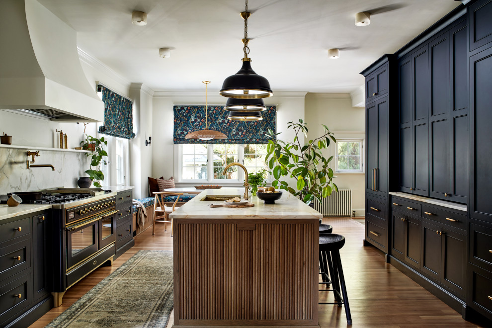 Exemple d'une cuisine américaine encastrable chic en bois brun avec un évier encastré, un placard à porte affleurante, plan de travail en marbre, une crédence en marbre, îlot et un plan de travail beige.