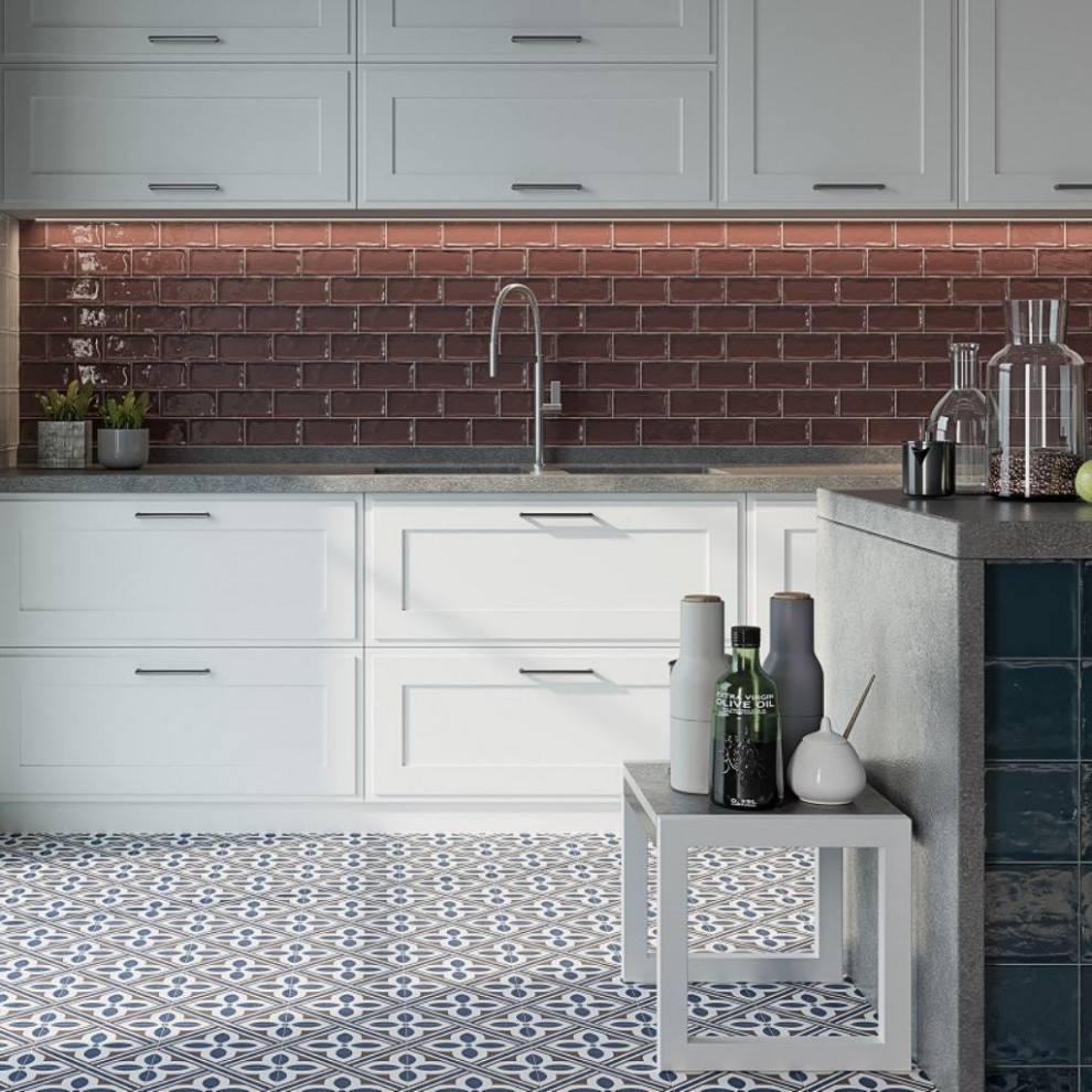 Idee per una piccola cucina con pavimento in gres porcellanato e pavimento blu