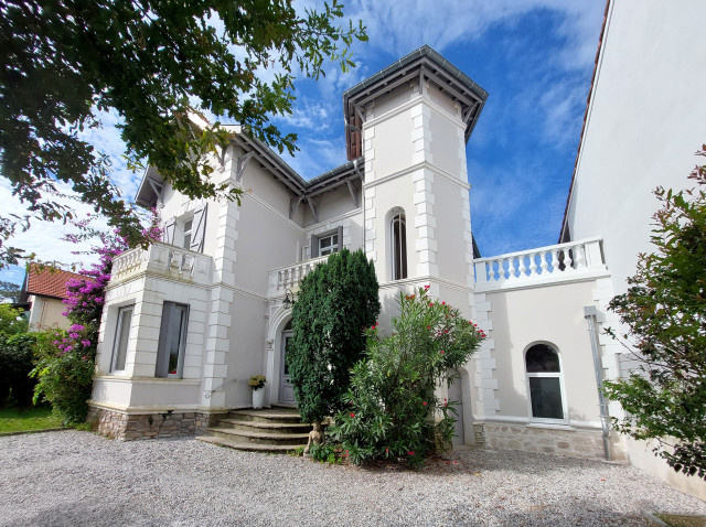 Extension Maison Centenaire nyklassisk-fasad