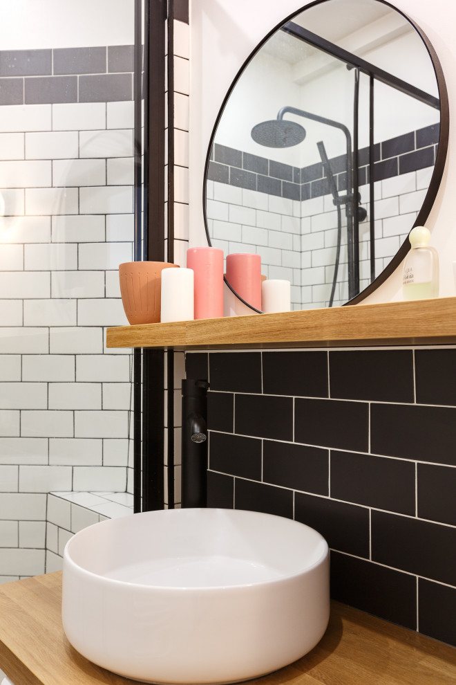 Источник вдохновения для домашнего уюта: маленькая ванная комната в современном стиле с плоскими фасадами, белыми фасадами, душем без бортиков, раздельным унитазом, черно-белой плиткой, керамической плиткой, белыми стенами, полом из терраццо, душевой кабиной, настольной раковиной, столешницей из дерева, разноцветным полом, душем с раздвижными дверями, коричневой столешницей, нишей, тумбой под одну раковину и подвесной тумбой для на участке и в саду