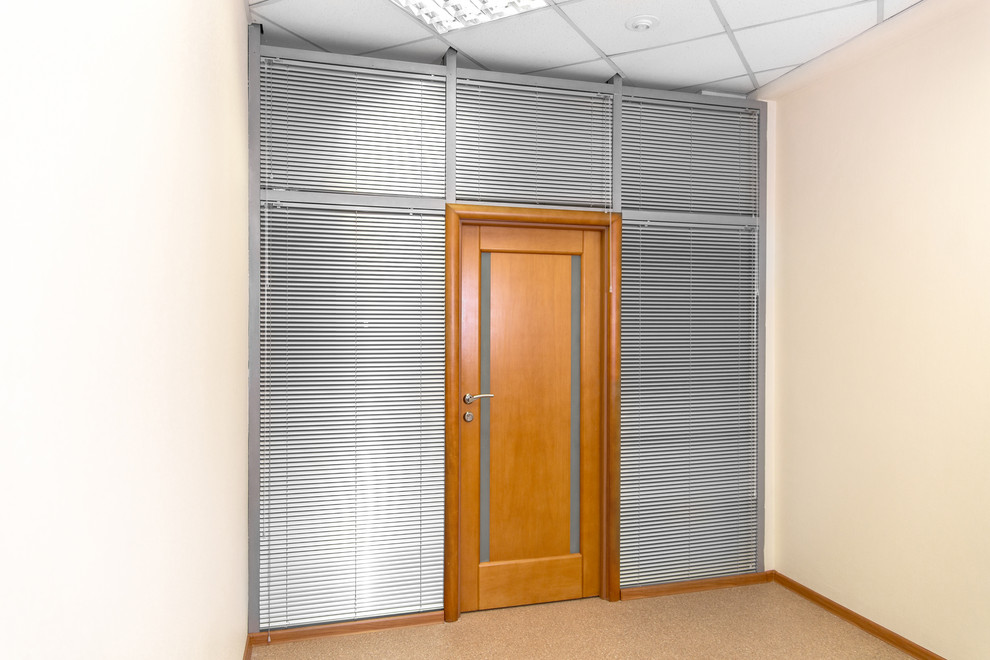 Горизонтальные жалюзи в офис