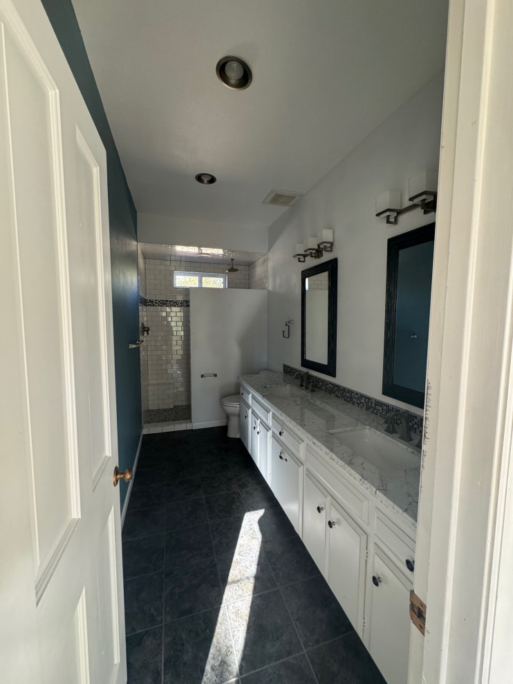 Guest Bathroom (before)