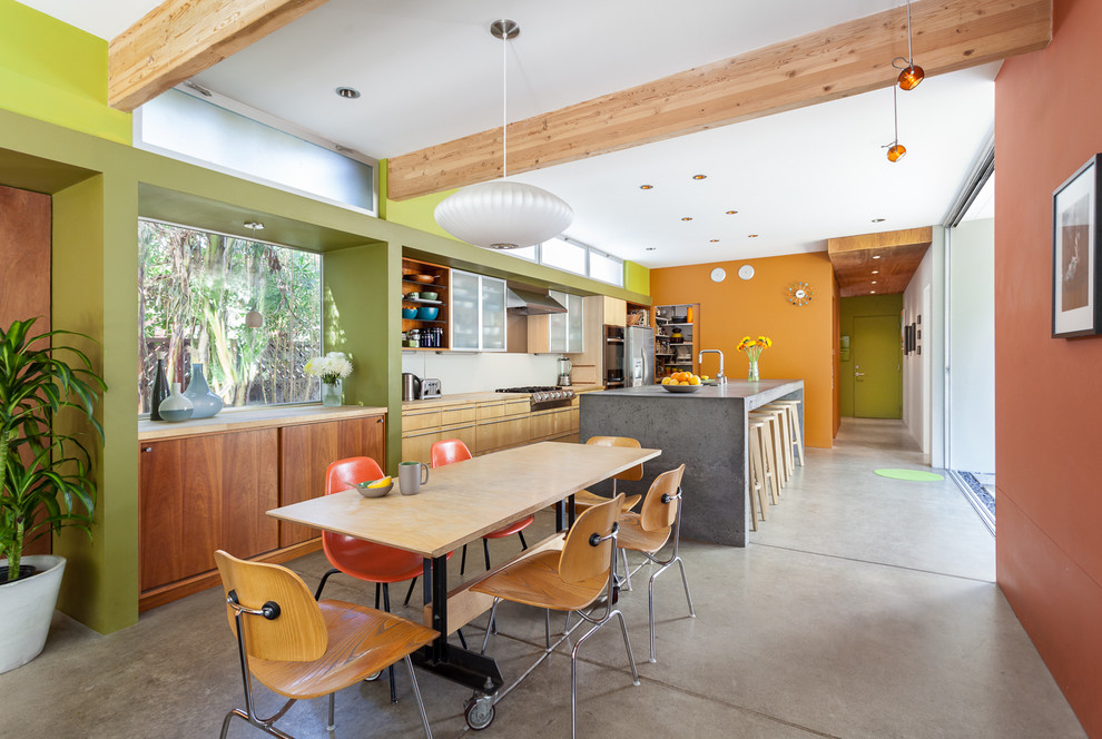 Inspiration for a modern home design in Sacramento.
