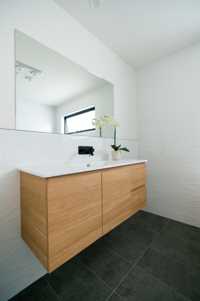 Photo of a contemporary bathroom in Hobart.