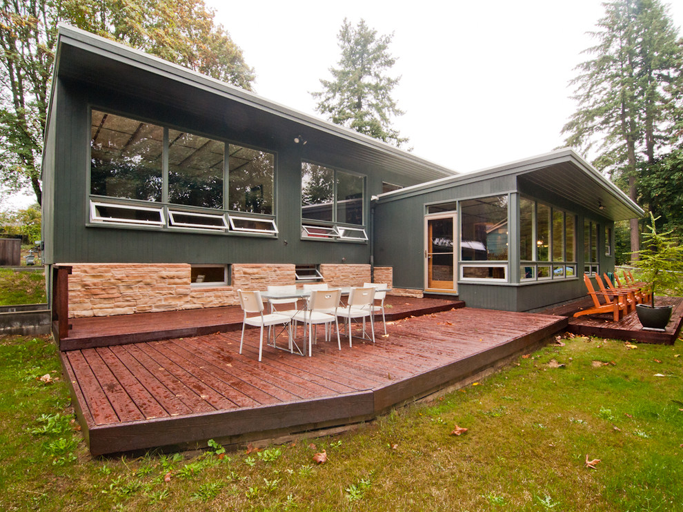 This is an example of a midcentury deck in Portland.