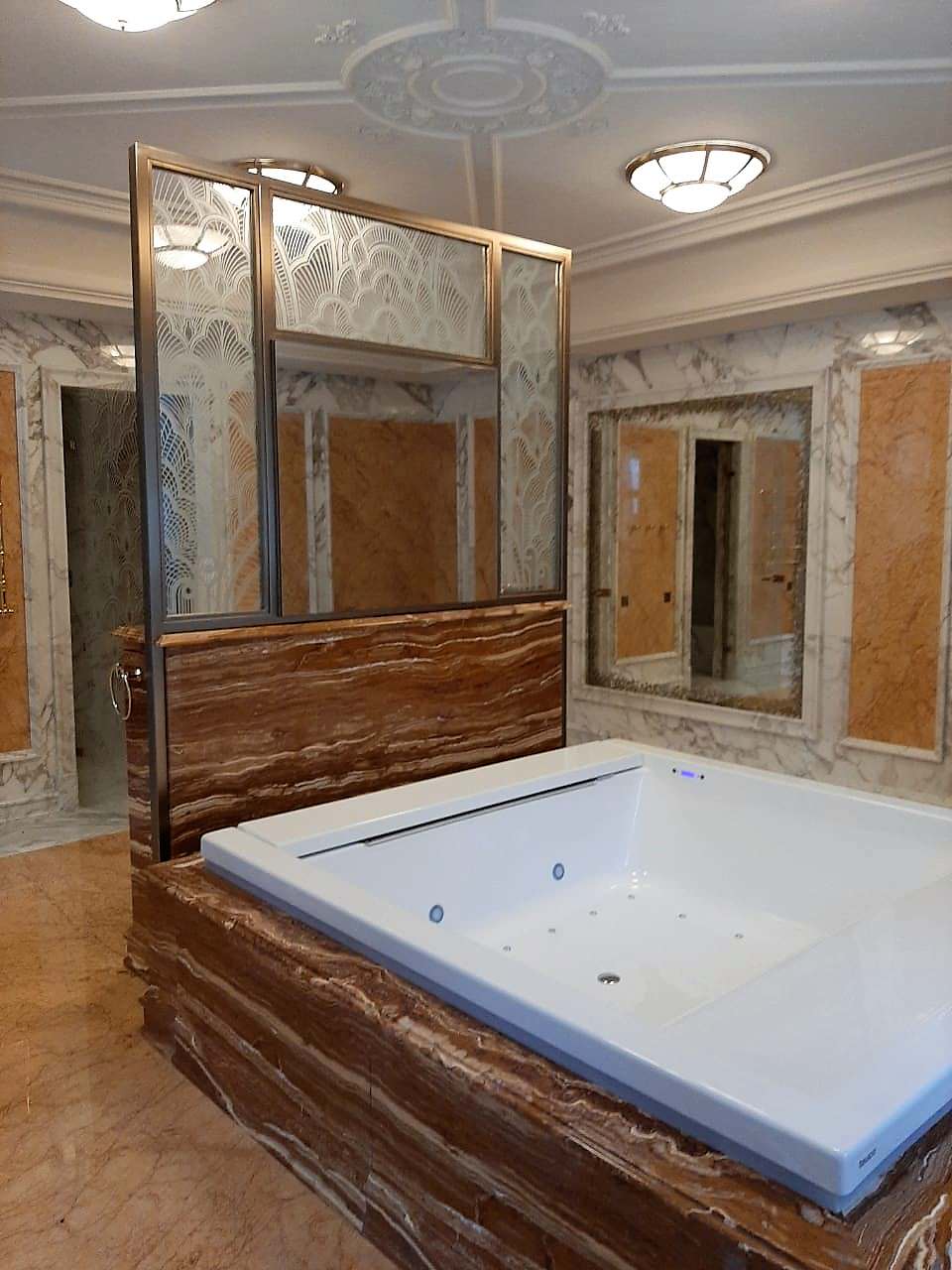 Шикарная ванная комната с теле-зеркалом