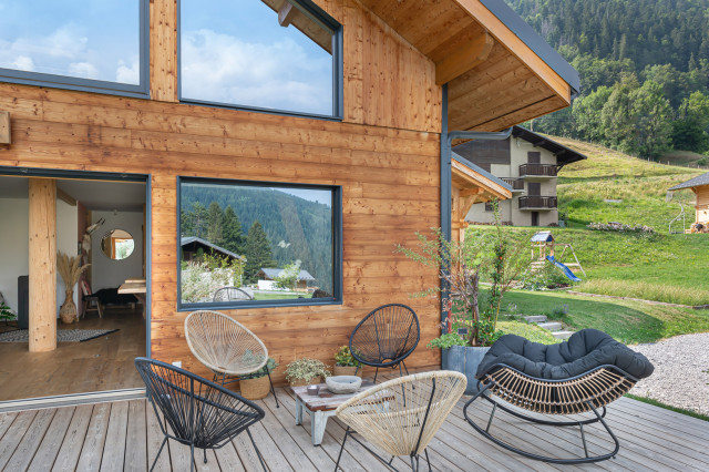 Le chalet revsit&eacute; par la maison de c&egrave;dre rustico-terraza-y-balcon