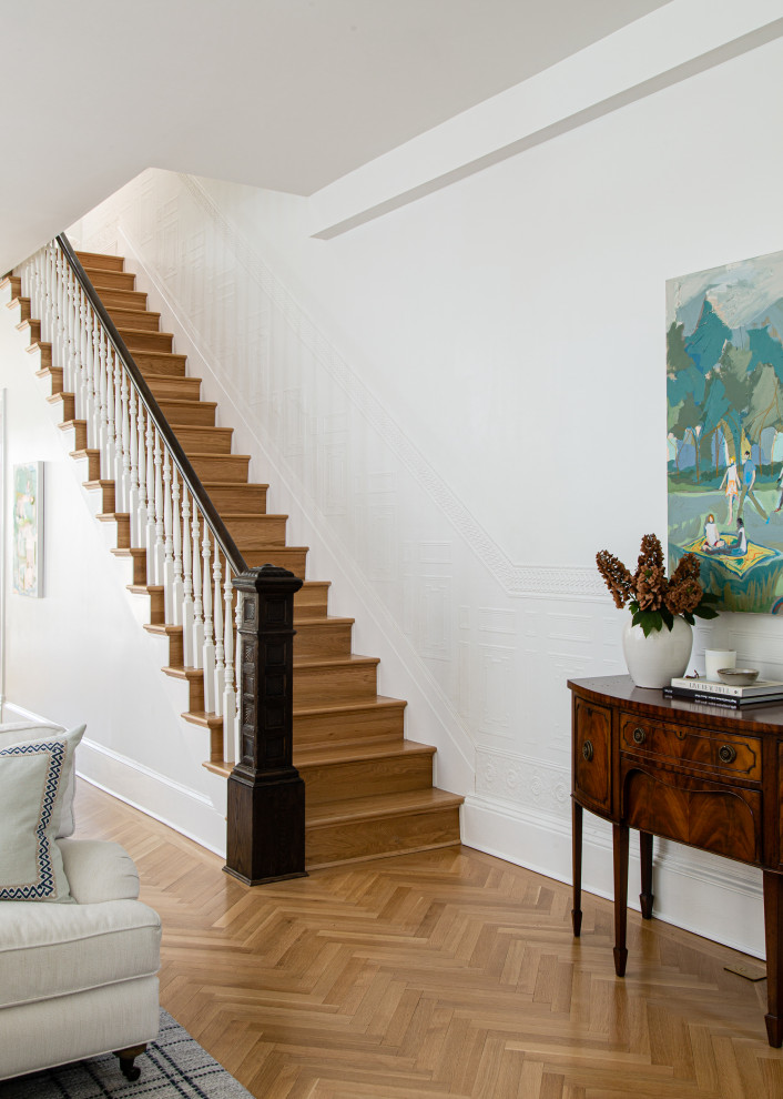 Идея дизайна: прямая лестница среднего размера в классическом стиле с деревянными ступенями, крашенными деревянными подступенками, деревянными перилами и панелями на стенах