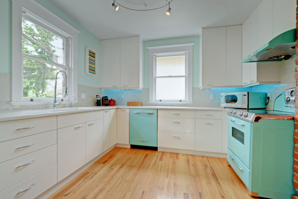 Cette photo montre une cuisine rétro avec parquet clair et un sol beige.