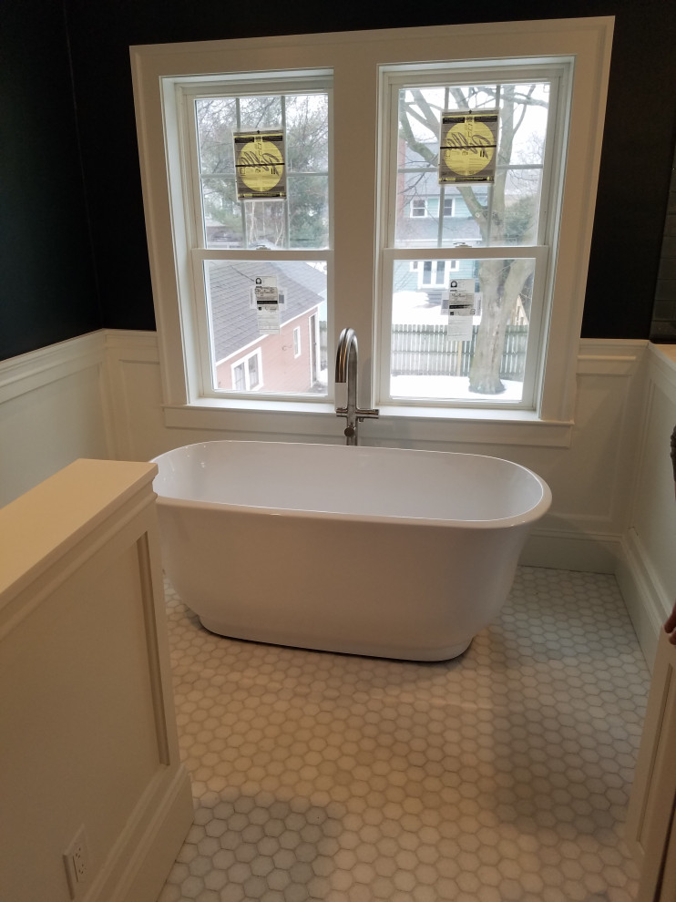 Esempio di una stanza da bagno padronale design di medie dimensioni con vasca freestanding, pavimento in gres porcellanato e pavimento bianco